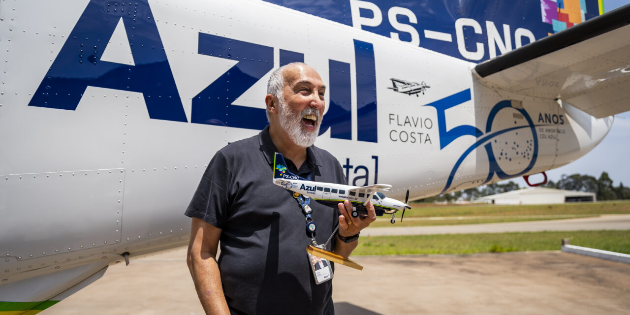 Azul Conecta homenageia Flavio Costa pelos seus 50 anos de aviação