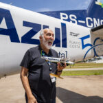 Azul Conecta homenageia Flavio Costa pelos seus 50 anos de aviação