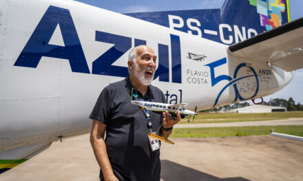 Azul Conecta homenageia Flavio Costa pelos seus 50 anos de aviação