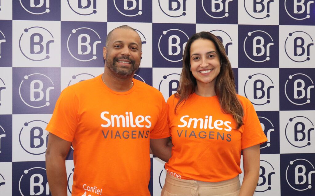 Maurício Anias e Nathalia Vicente, ambos da Smiles Viagens (Foto: Kamilla Alves/Brasilturis)