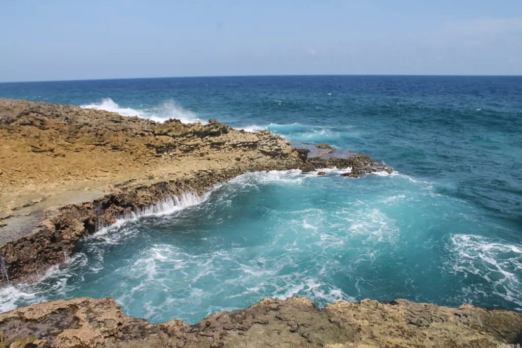 Mar se choca com os rochedos no Parque Shete Boka (Foto: Maurício Herschander/ Brasilturis)