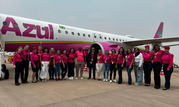 Azul inicia campanha Outubro Rosa com voo especial e tripulação feminina