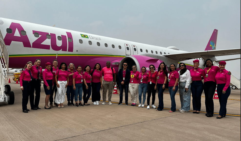 Azul inicia campanha Outubro Rosa com voo especial e tripulação feminina