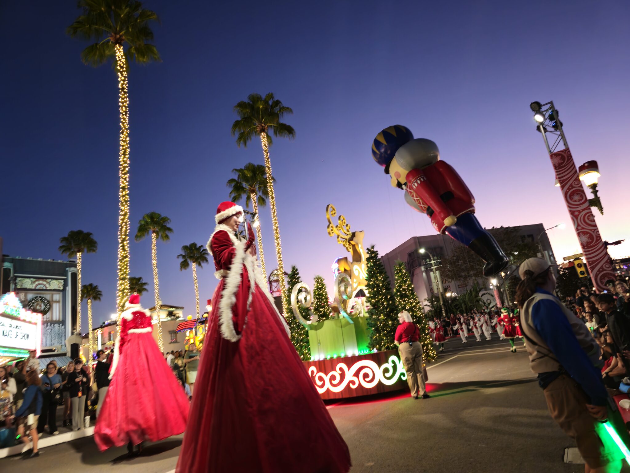 Crianças, jovens e adultos se encantam com a grandiosidade do desfile natalino. Foto: Kamilla Alves (Brasilturis)