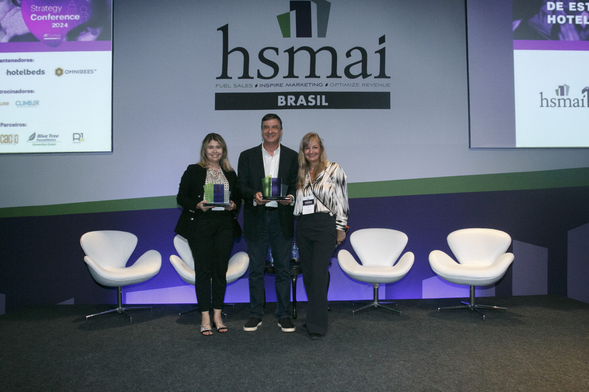 Strategy Conference 2024 Vencedores do Awards 2024 ao lado de Gabriela Otto, presidente da HSMAI Brasil e Latam (Foto: Divulgação)
