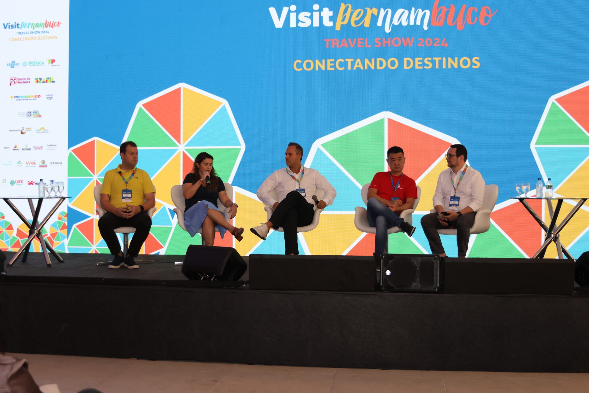 Na foto, Rodrigo Galvão, da CVC Corp, Giulliana Mesquita, da Azul Viagens, Renato Kido, da  ViagensPromo, e Marcus Simoes, da Hotelbeds, debatem sobre o cenário do turismo nacional. Foto: Diego SIliprando summit visit pe