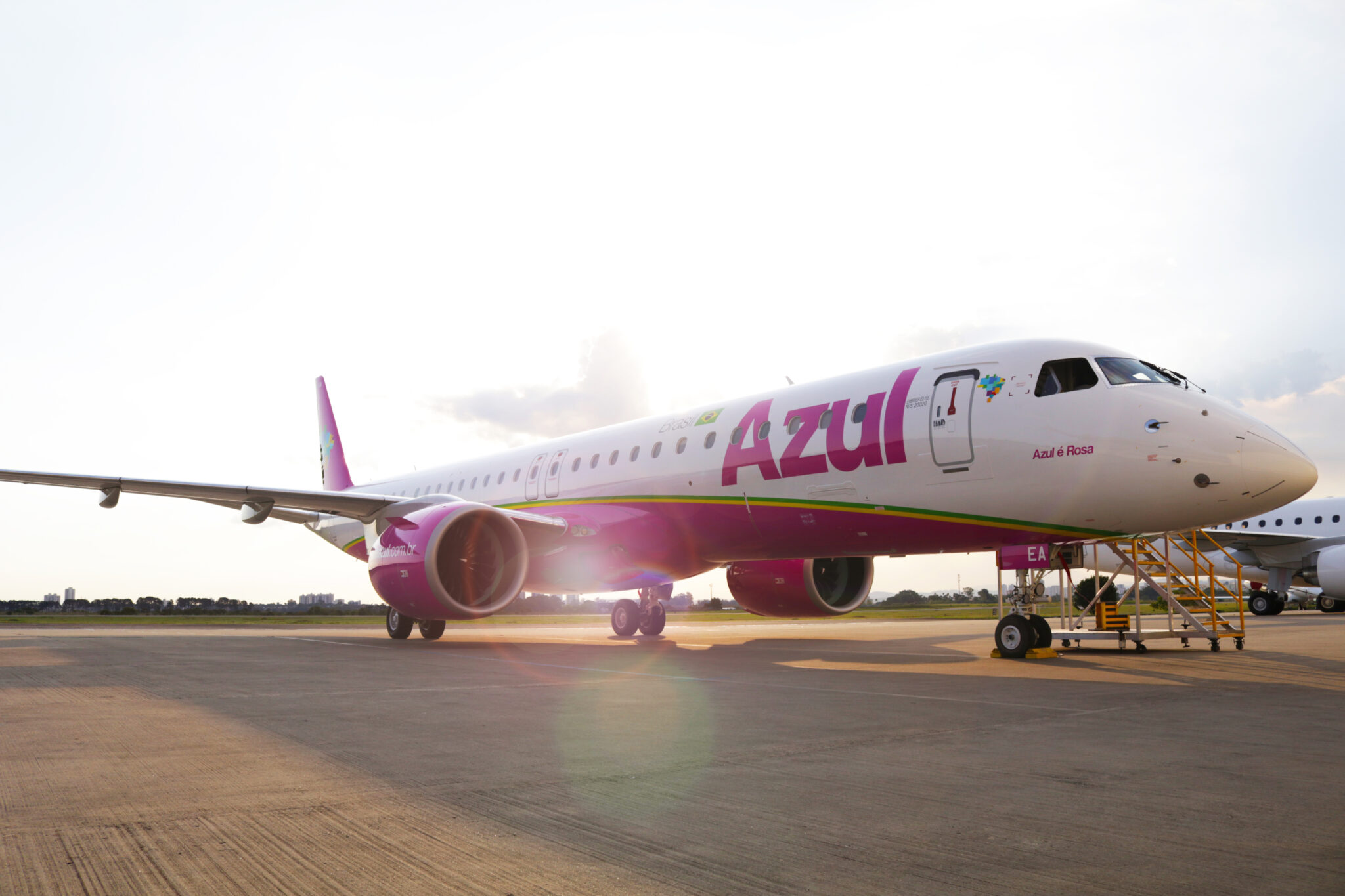 Aeronave Embraer E2 responsável para fazer a rota Campinas - Punta del Este Azul