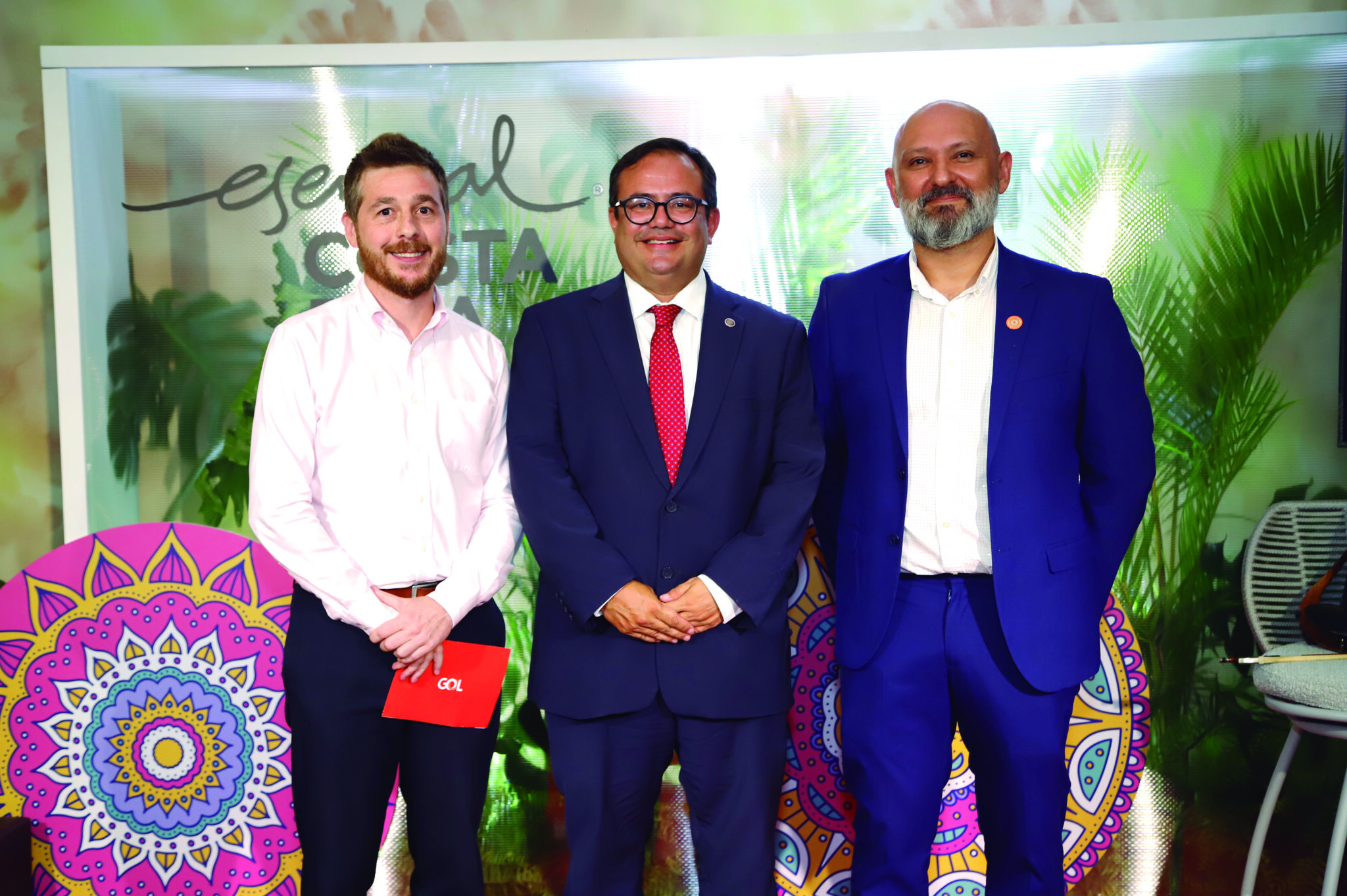 Danilo Barbizan, da Gol, Norman Lizano, embaixador da Costa Rica no Brasil, e Adalberto Rodriguez, executivo de Marketing do ICT Gol Costa Rica