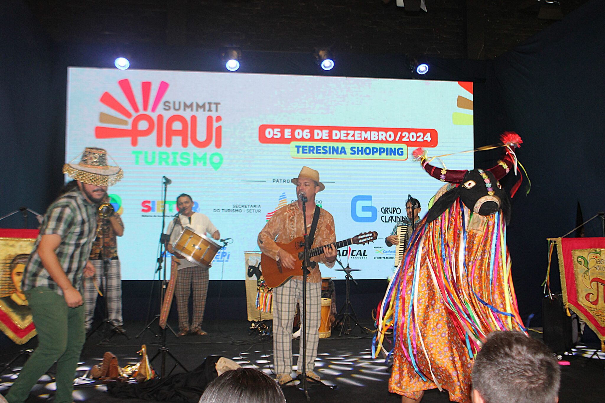 Grupo musical agita a abertura do Summit Piauí Turismo.