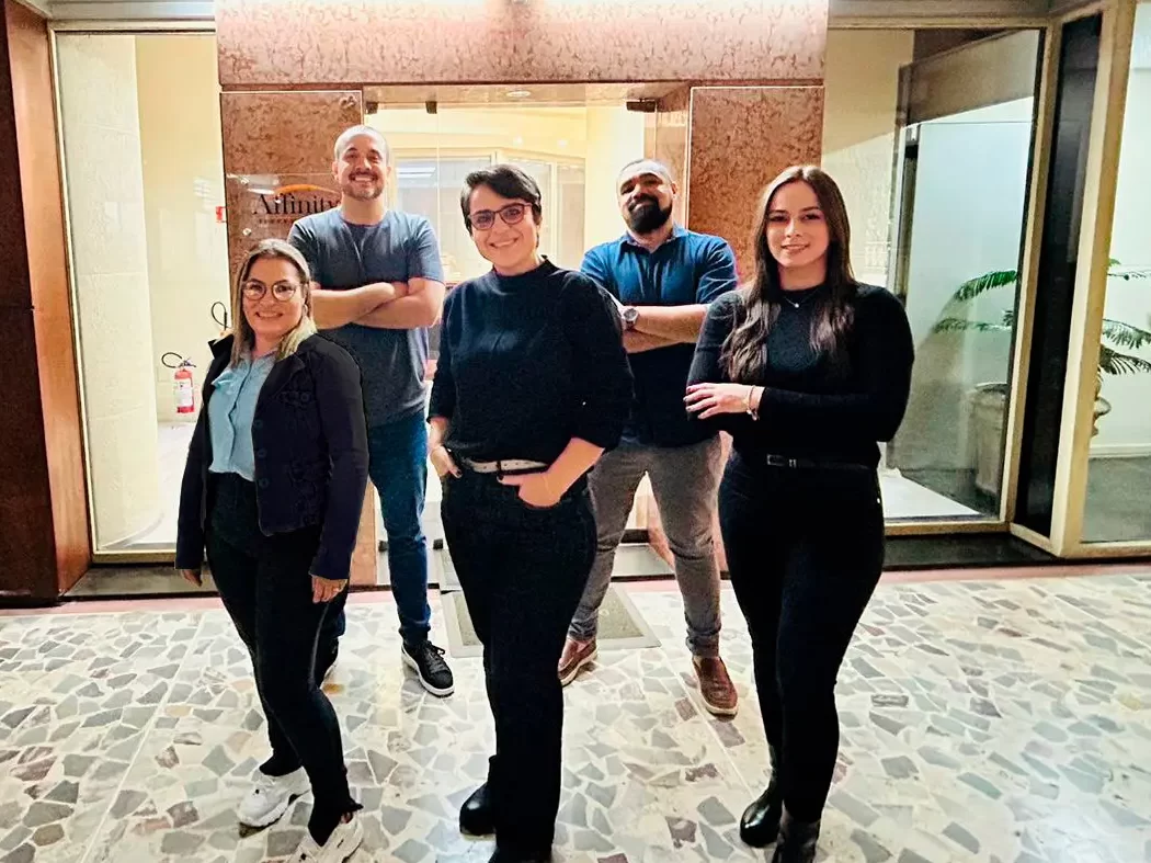 Luciane Câmara entre Tatiane Silva e Thais Mendes. Ao fundo- Rodrigo Almeida e Rafael Braz (Foto: Divulgação)