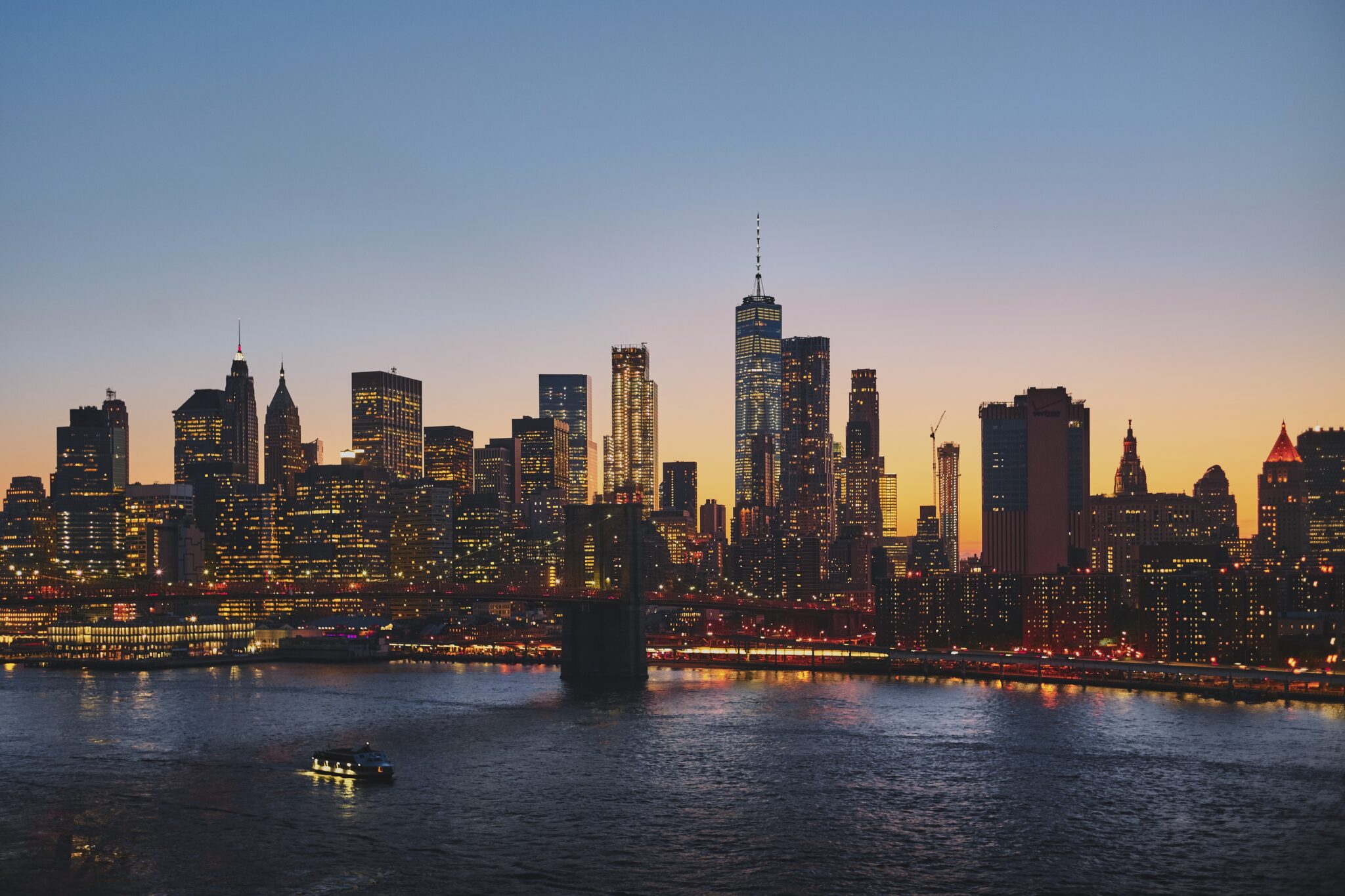 Horizontal shot of New York cityscape, with the Brooklyn Bridge over the East River in the shot Brasil Nova York