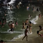 Banhos noturnos são opção no Rio devido ao calor extremo