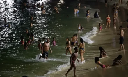 Banhos noturnos são opção no Rio devido ao calor extremo