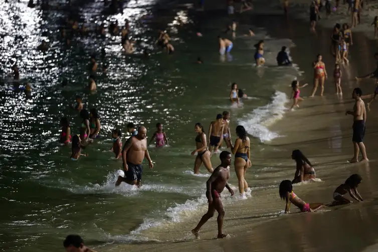 Banhos noturnos são opção no Rio devido ao calor extremo