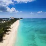 Turismo nas Ilhas Cayman cresce em 2024, apesar dos desafios climáticos