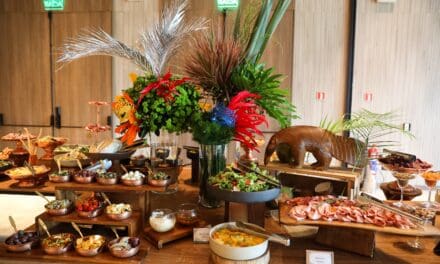 Grand Hyatt Rio antecipa carnaval com feijoada e escola de samba