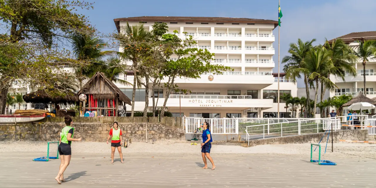 Hotel Jequitimar no Guarujá promove atividades nas férias de verão