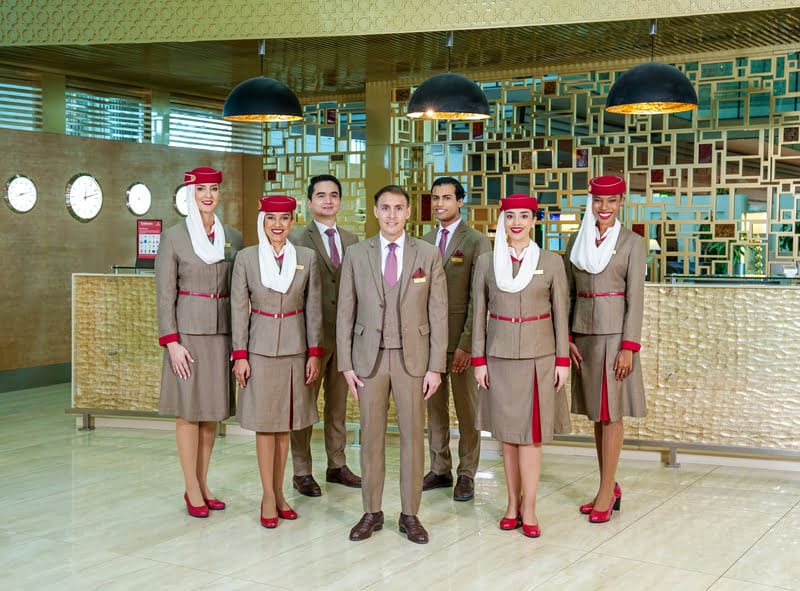 Emirates lança uniforme exclusivo para atendimento VIP em Dubai