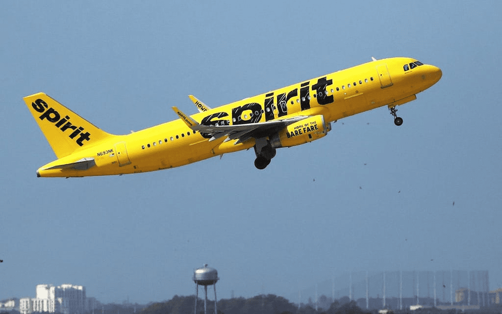 Spirit Airlines adota novos critérios de dress code para passageiros