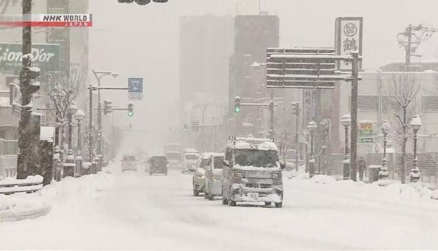 Nevasca intensa no Japão causa cancelamentos de voos e bloqueia estradas