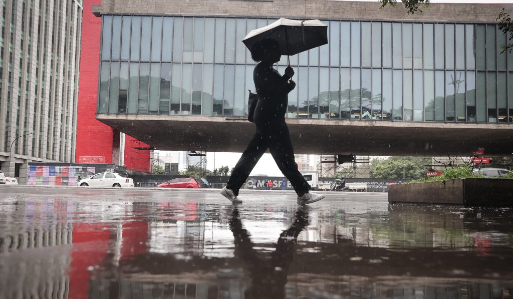 Defesa Civil alerta para possibilidade de chuva forte em SP nesta sexta (14)