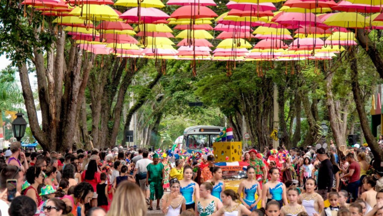 Folia pelo Brasil: cidades aquecem clima para o Carnaval