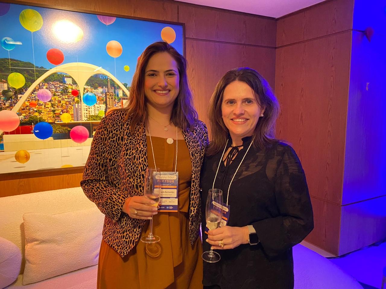 Manuela Bernades, diretora da Flytour e, í sua esquerda, Andrea Avelleda, nova head de Relacionamento da empresa, Foto: Divulgação Manuela Bernades, diretora da Flytour e, à sua esquerda, Andrea Avelleda, nova head de Relacionamento da empresa, Foto: Divulgação