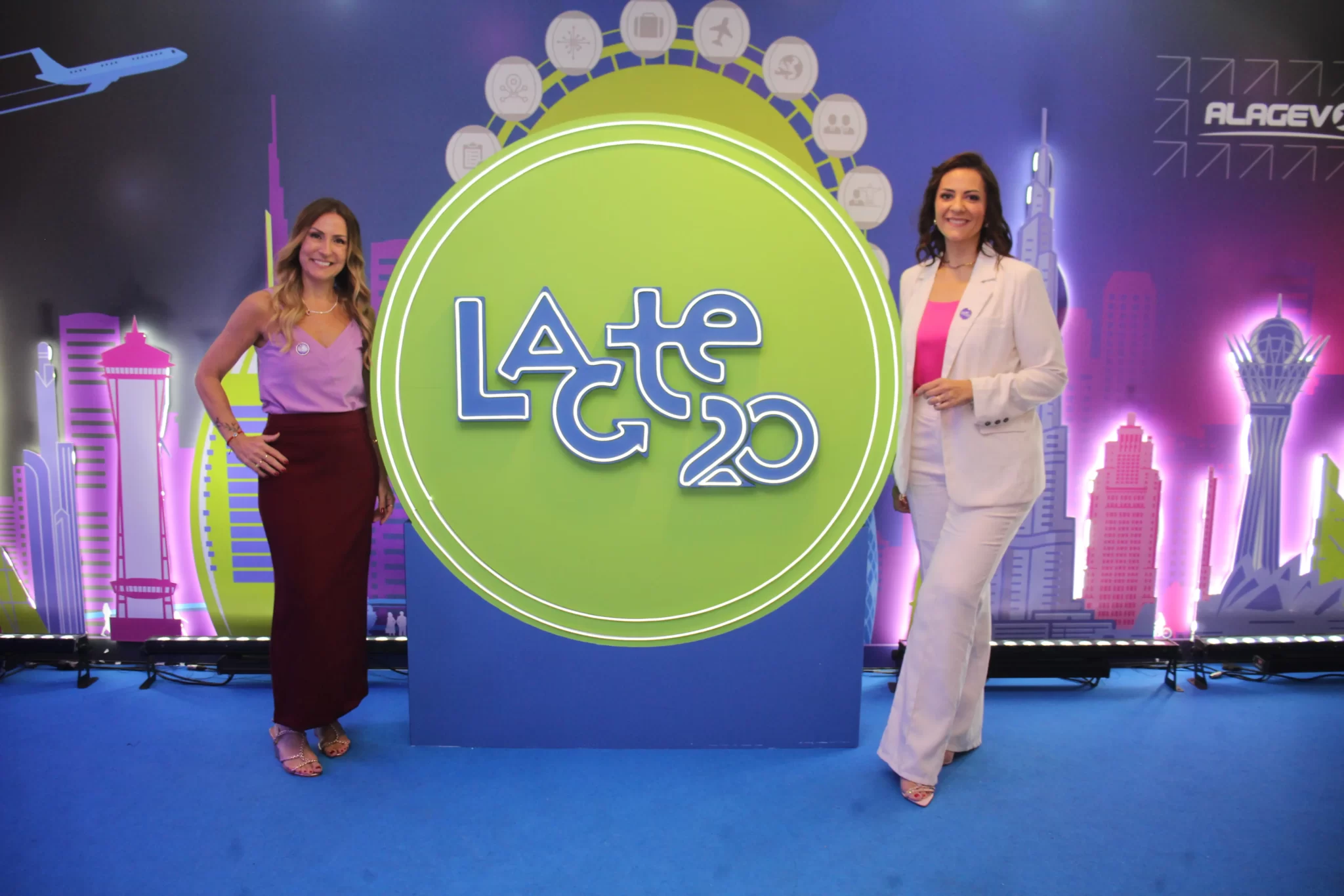 Juliana Patti, presidente da Alagev, e Luana Nogueira, diretora executiva da Alagev, apresentaram o novo conselho no fim do segundo dia do Lacte 20 (Foto: Geovana Fraga/Brasilturis)