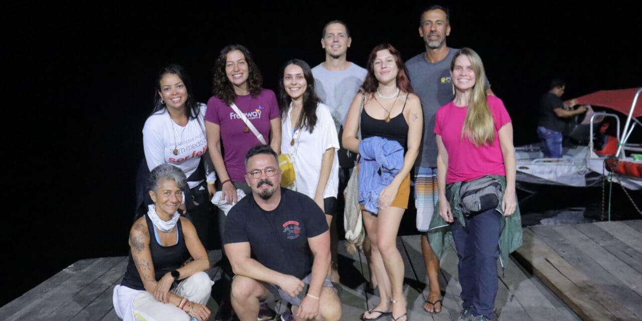 Passeio noturno de bote para conexão com a natureza na Amazônia