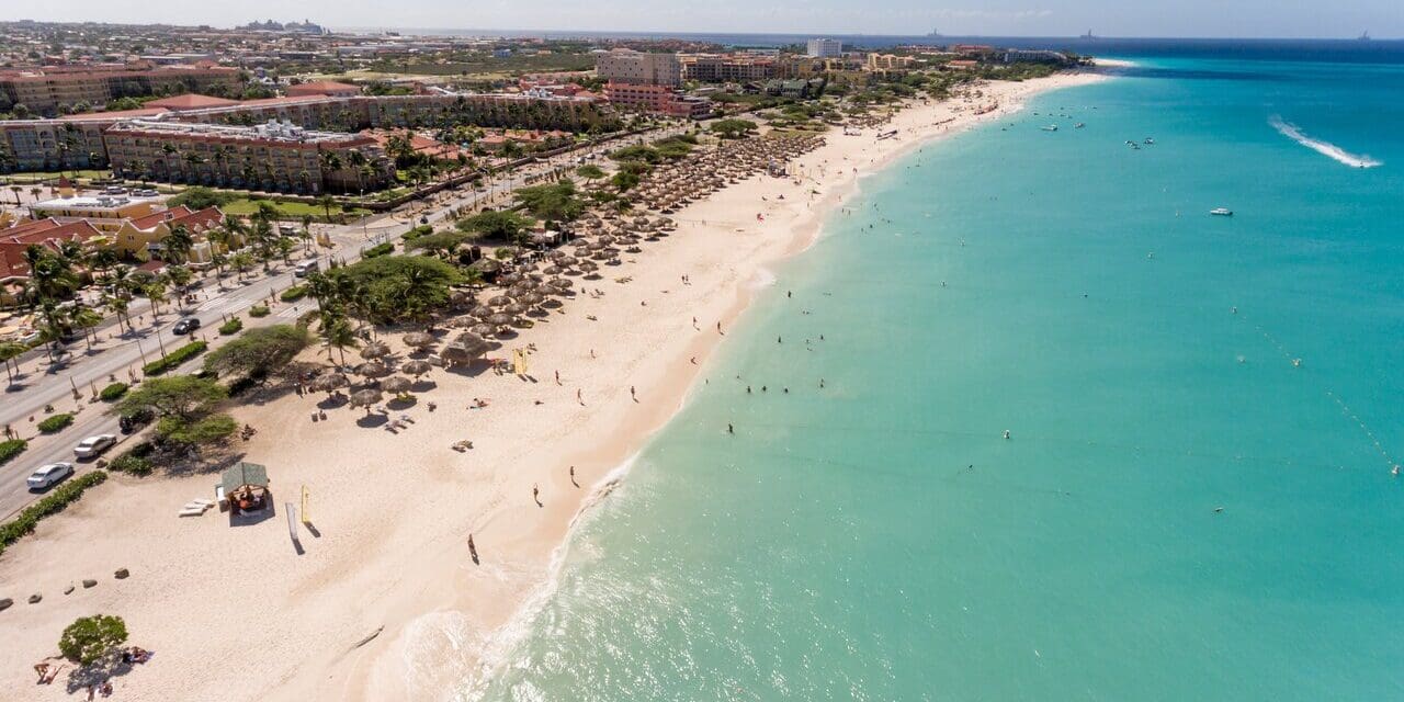 Eagle Beach é eleita a melhor praia do Caribe e terceira do mundo