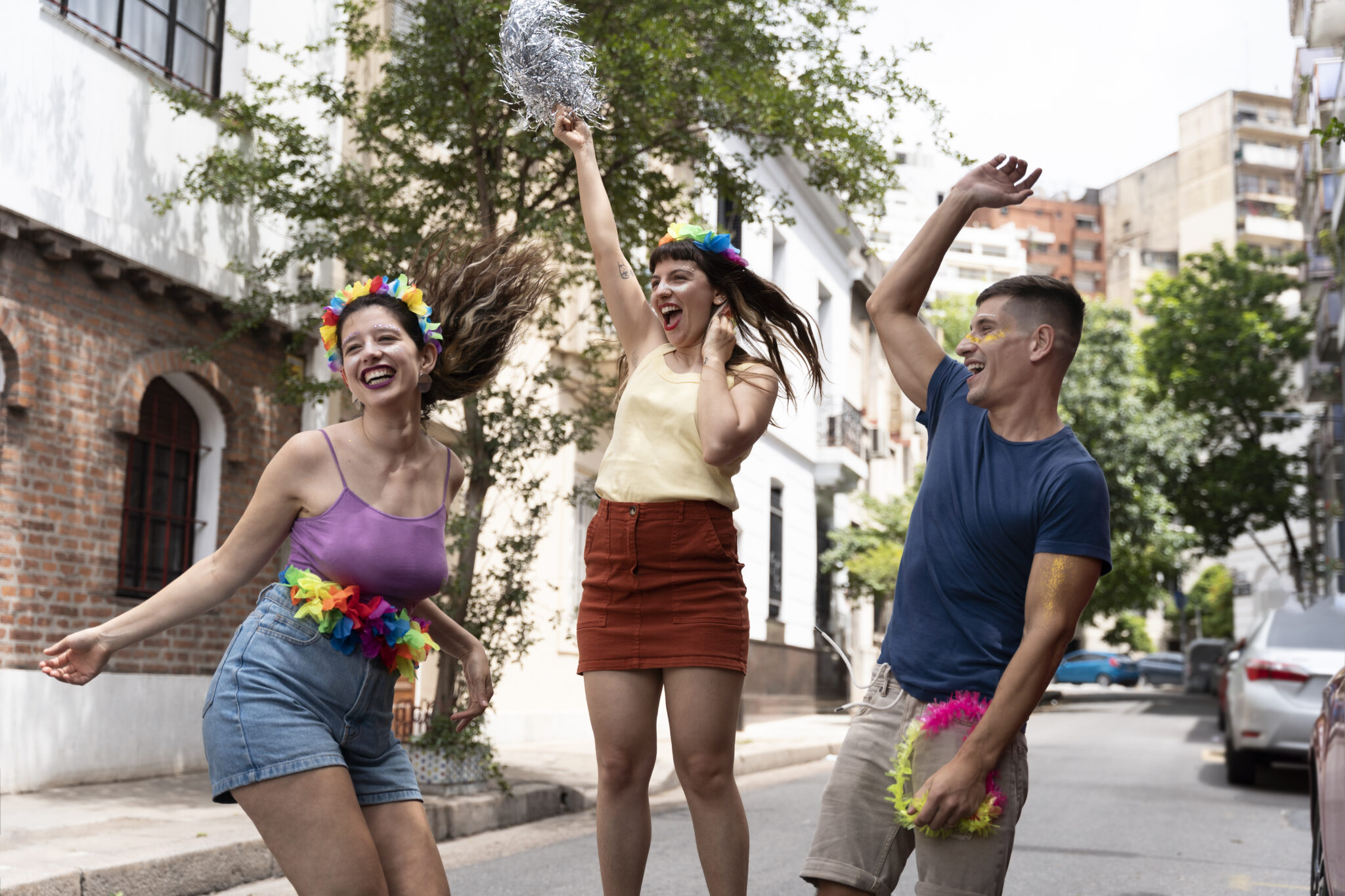 people-having-fun-celebrating-carnival A programação do pré-Carnaval está confirmada e promete encantar paulistanos e turistas com muito samba, alegria e energia (Foto: Divulgação)