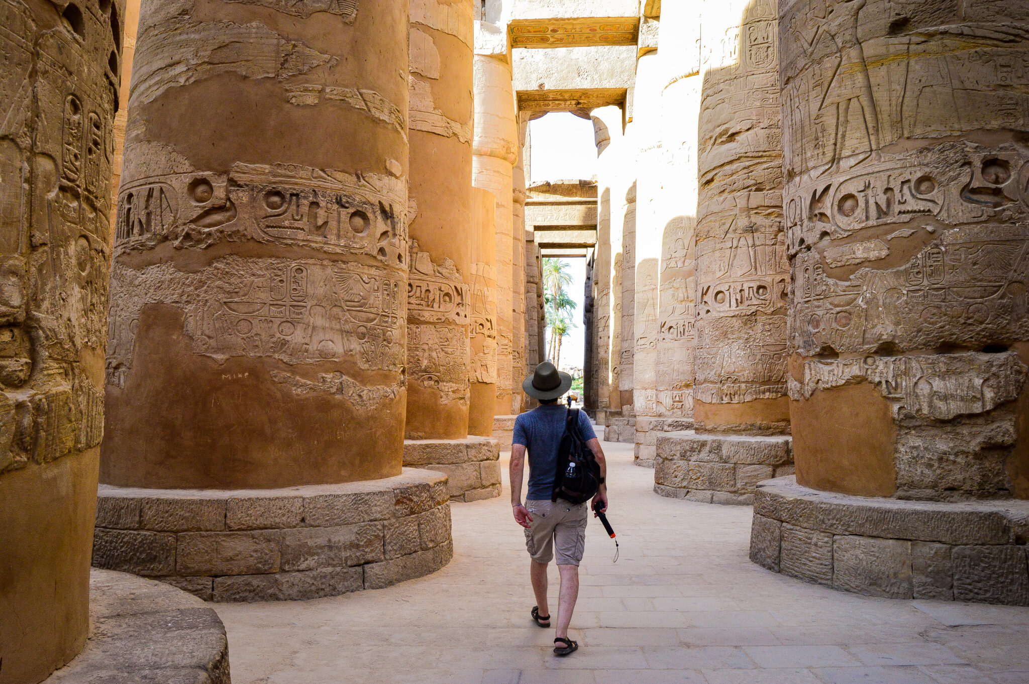 A young man walking in a egyptian temple turismo áfrica