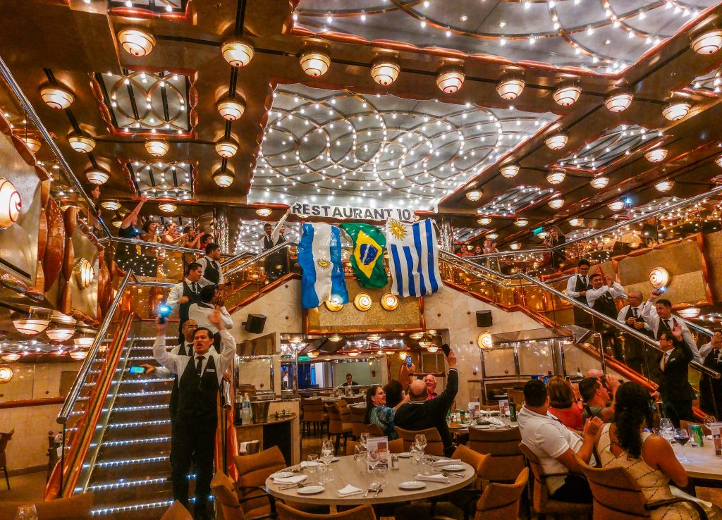 O último jantar foi embalado pela emocionante música "Con Te Partirò" e terminou com a exibição das bandeiras do Brasil, Argentina e Uruguai, celebrando a união e o sucesso do evento. (foto: Geovana Fraga)