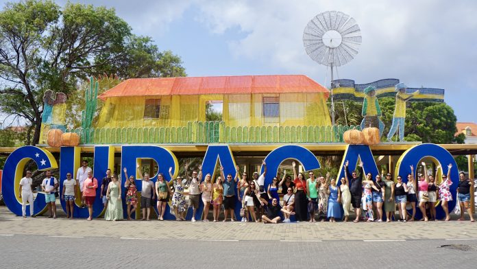 30 agentes de viagens que mais se destacaram ao longo da Campanha Agente Tá On celebrando a premiação em Curaçao