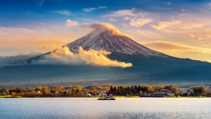 fuji-mountain-kawaguchiko-lake-sunset-autumn-seasons-fuji-mountain-yamanachi-japan monte fuji japão