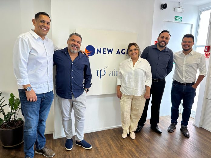 Na foto, da esquerda para a direita: Victor Gigueira, Fabiano Schmidt, Fabiola Pereira, Rodrigo Sá e Vitor Mainetti (coordenador de operações). Foto: Divulgação new age