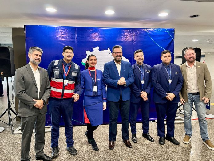 Eduardo Macedo (esq.), Head de Assuntos Públicos da LATAM Brasil, junto à tripulação acreana do voo inaugural Rio Branco-Guarulhos da companhia, e autoridades presentes Foto: Divulgação Latam Eduardo Macedo (esq.), Head de Assuntos Públicos da LATAM Brasil, junto à tripulação acreana do voo inaugural Rio Branco-Guarulhos da companhia, e autoridades presentes Foto: Divulgação Latam