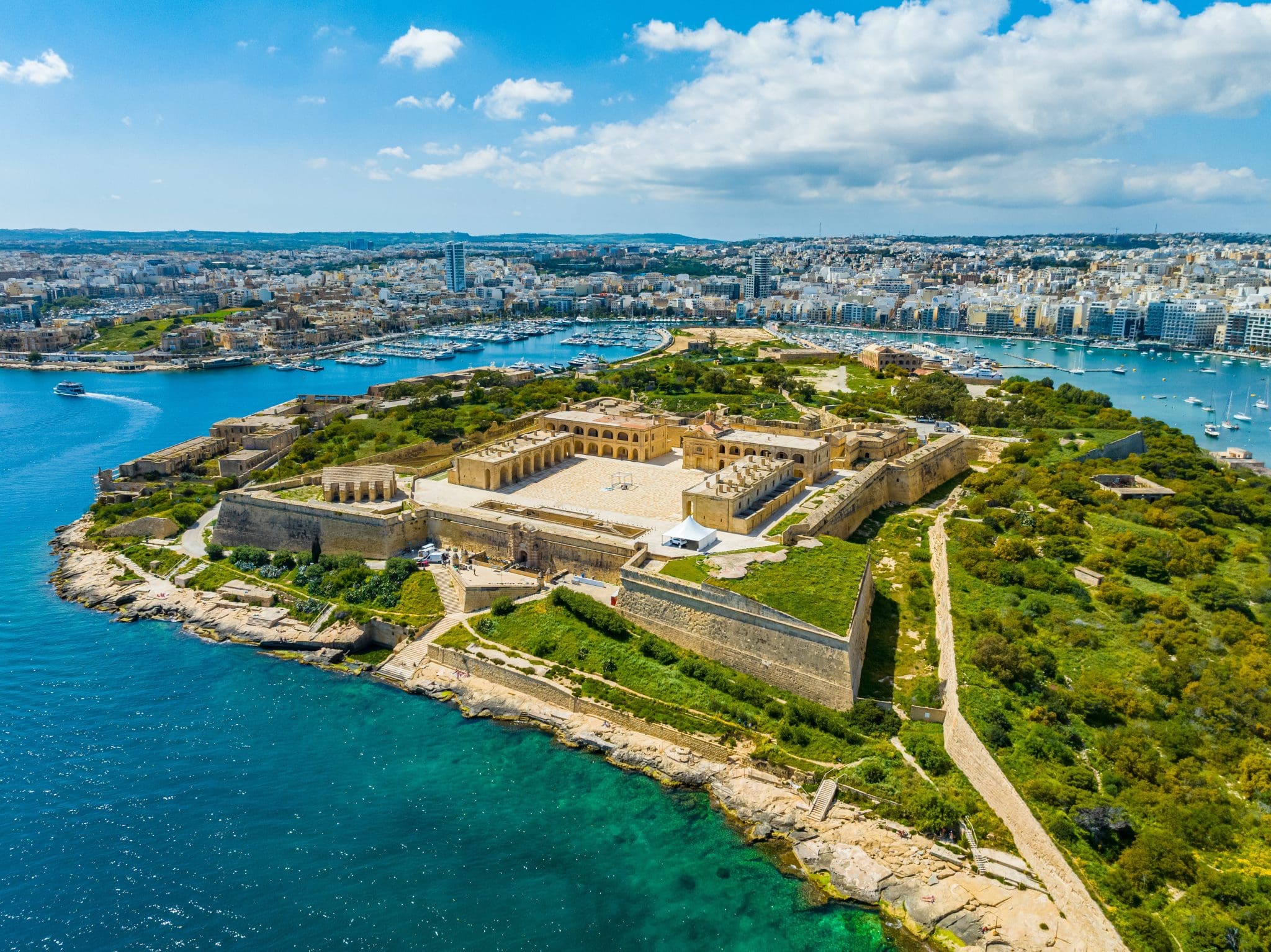 Descubra 5 Destinos Europeus Acessíveis para Aproveitar o Verão com Turismo e Cultura de Alto Nível
