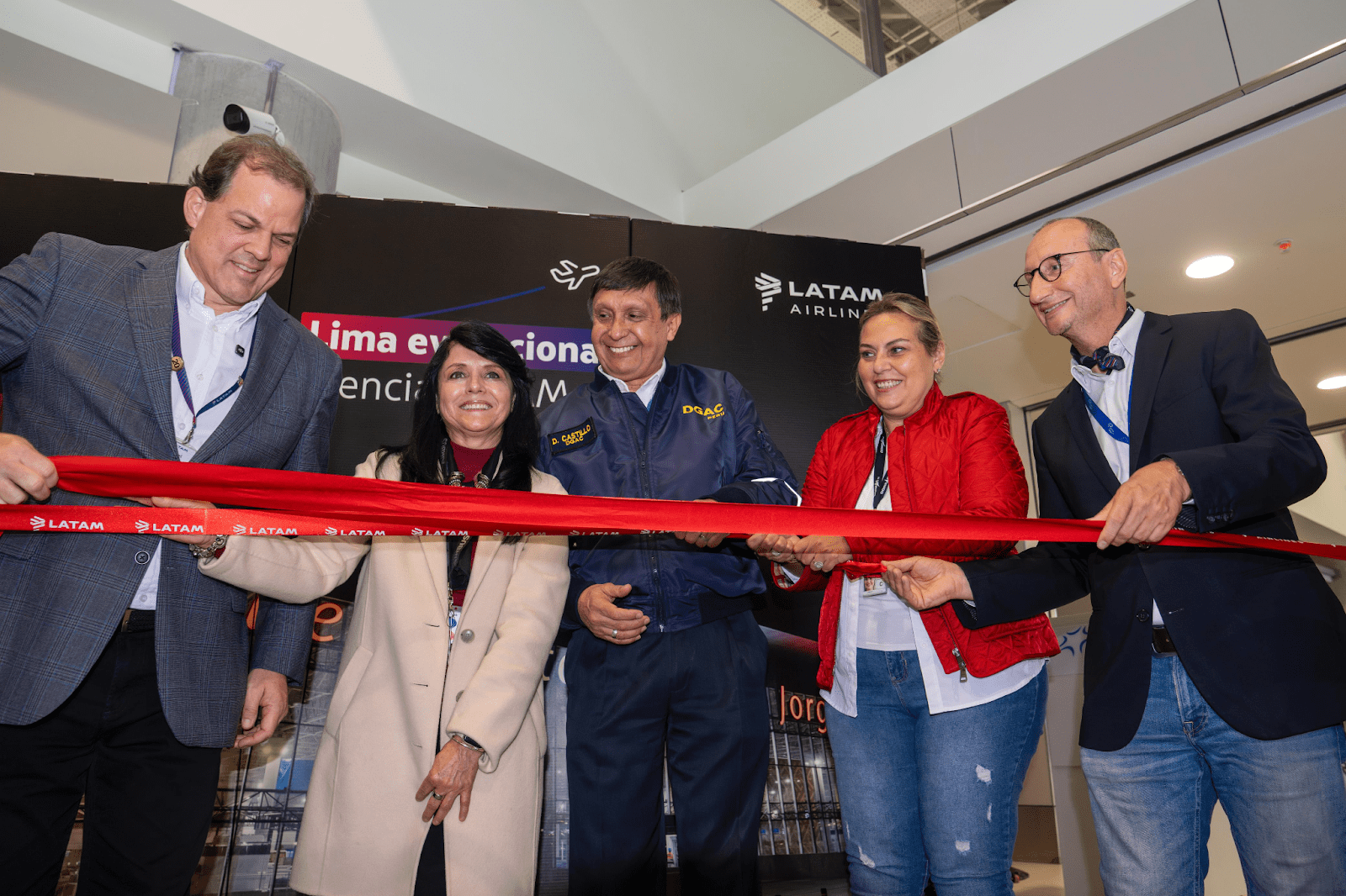 Da esquerda para a direita: Manuel van Oordt, CEO da Latam Airlines Peru; Delia Ortega, Gerente Regional da Delta Air Lines; Donald Castillo, diretor-geral da DGAC; Tabata Vivanco, presidente do conselho da Corpac; e Norbert Onkelbach, gerente comercial da LAP Crédito: Divulgação/Latam
