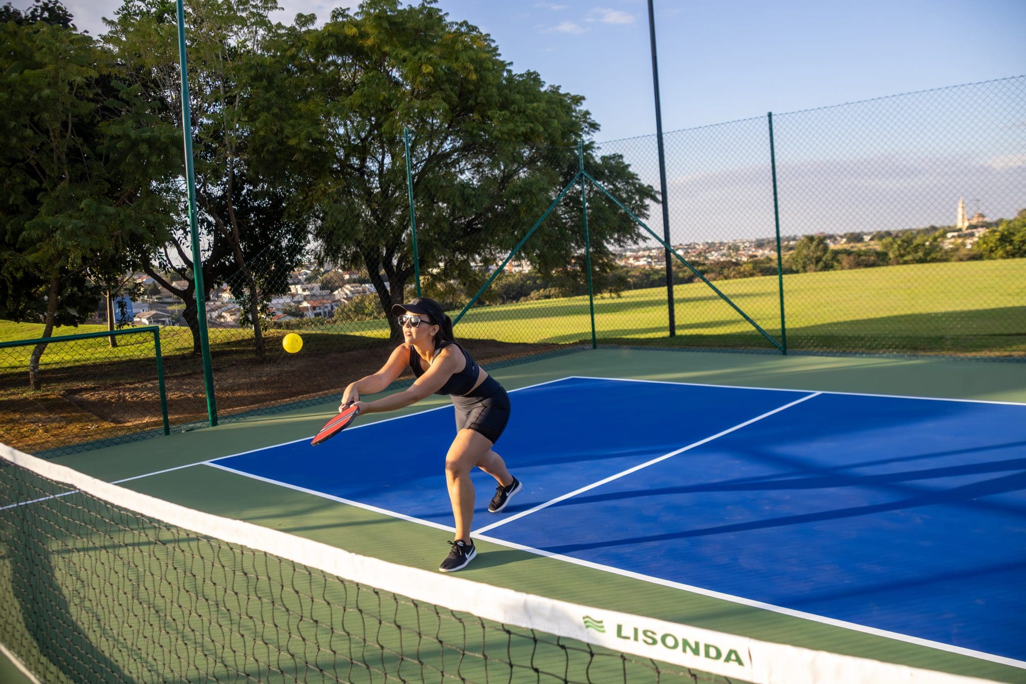 Blue Tree Thermas de Lins investe em pickleball para promover integração entre gerações em novo espaço de lazer