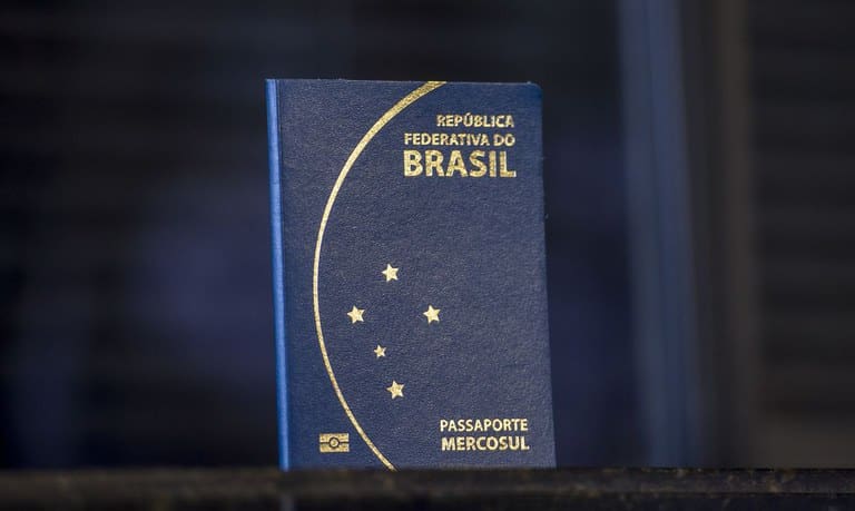 Passaporte brasileiro avança para a 16ª posição no ranking mundial de mobilidade, ampliando oportunidades para viajantes.