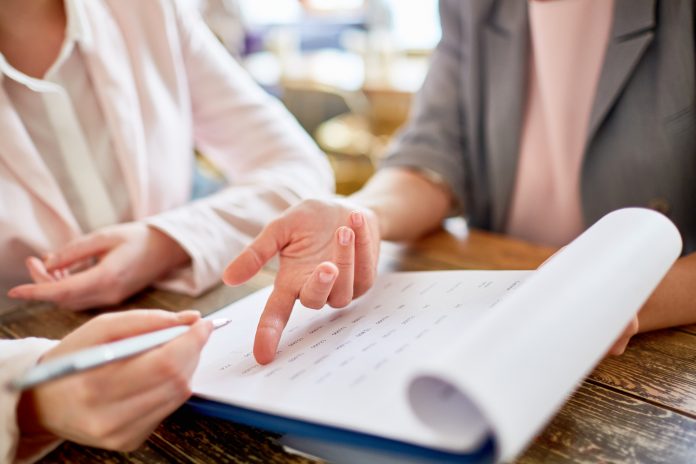 Aumento do IOF representa um aumento de aproximadamente 820% no custo das remessas internacionais Crédito: pressfoto / freepik