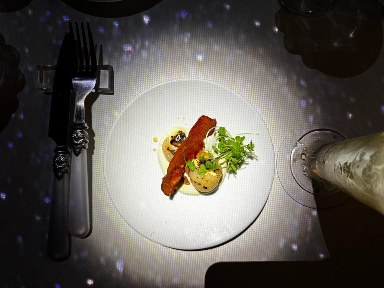 Todos os pratos do menu de oito tempos contam com técnicas de gastronomia molecular. Crédito: Felipe Lima/Brasilturis