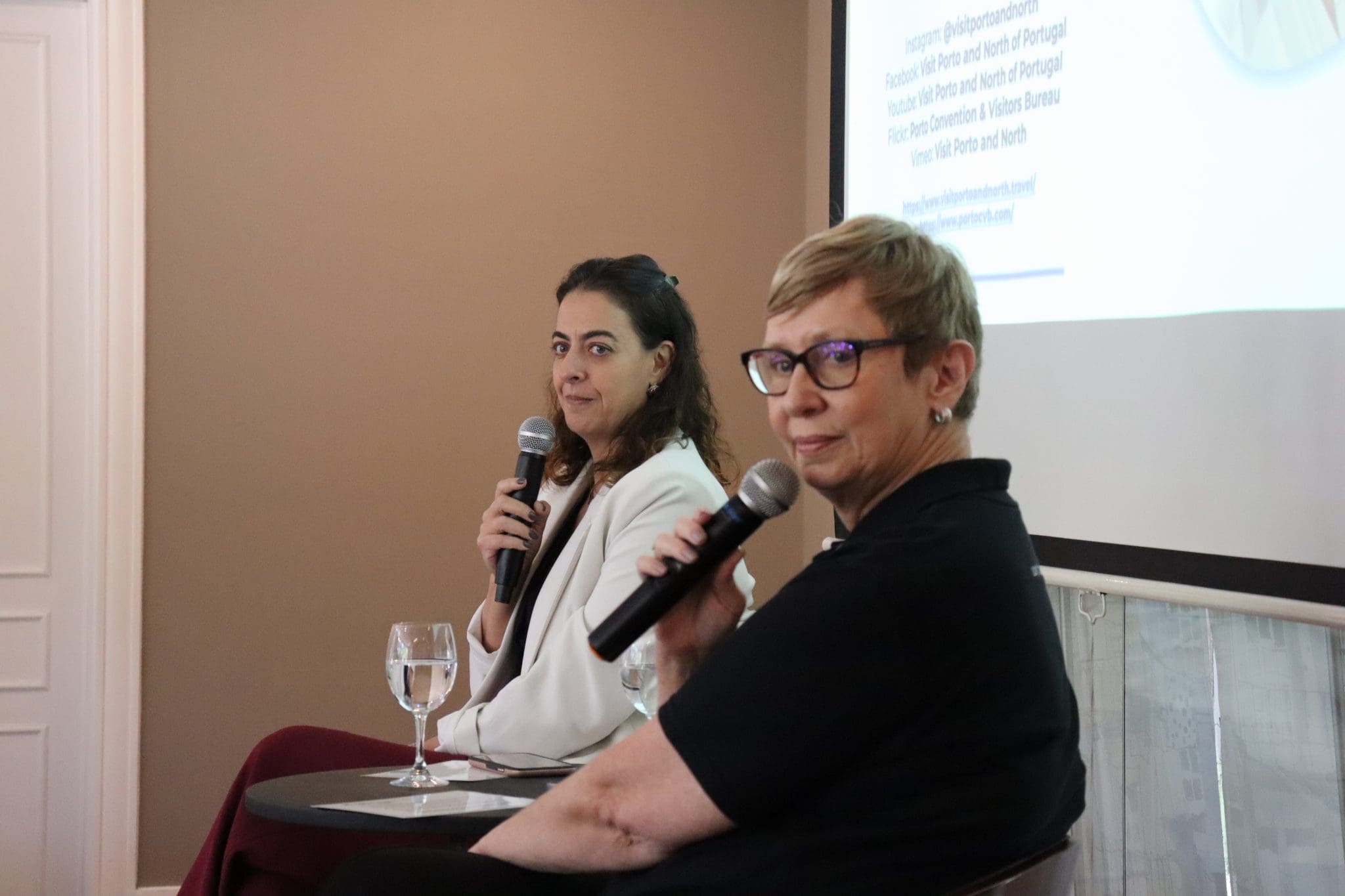Alessandra Savoia, responsável pelo relacionamento com o trade de Visit Porto & North Portugal, e Barbara Picolo, diretora de Produtos e Operações da ETS. Crédito: Felipe Lima/Brasilturis