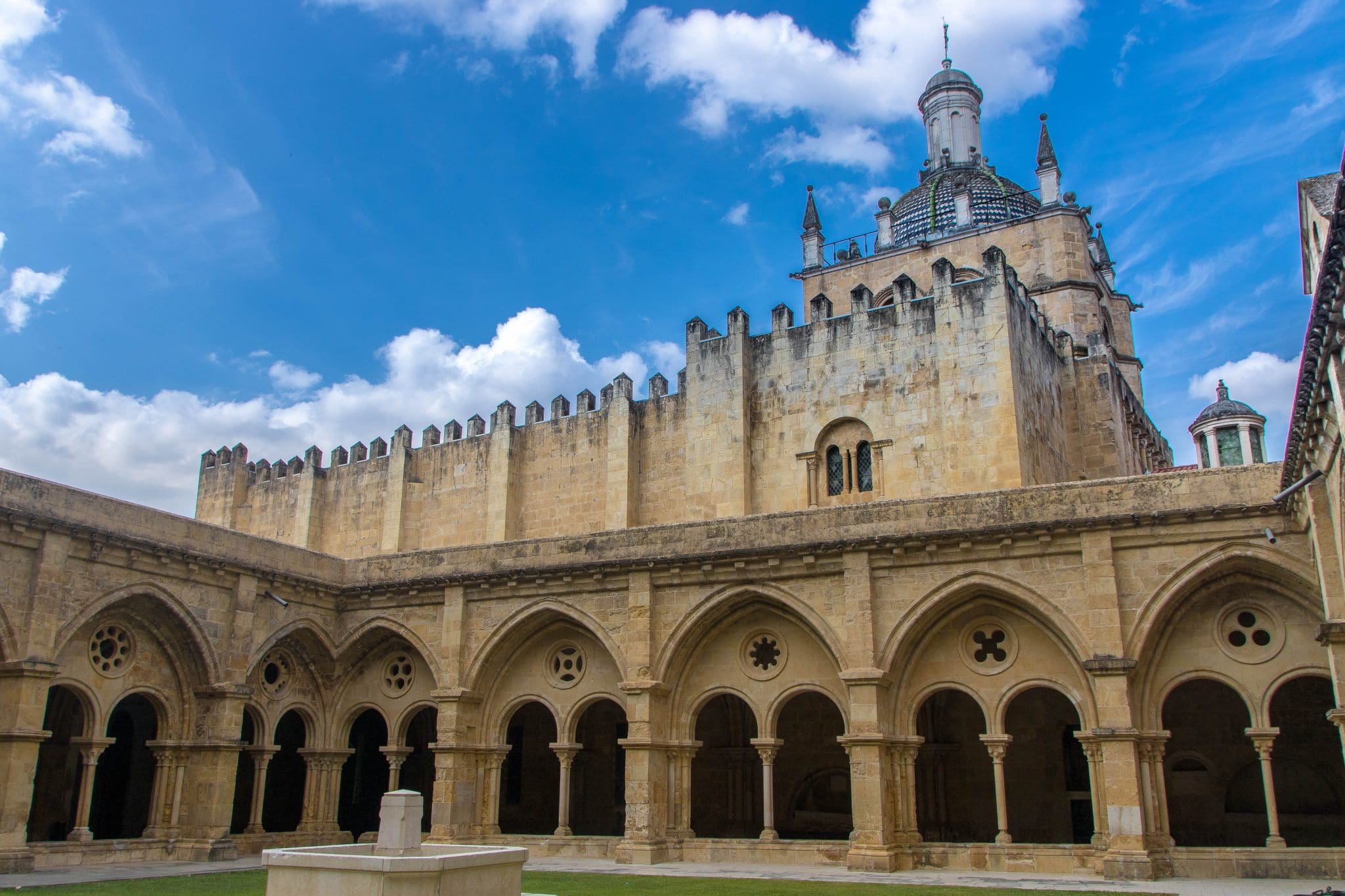 Cinco destinos autênticos em Portugal que vão além de Lisboa e Porto para explorar cultura e história.
