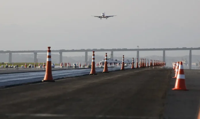 Operações no Santos Dumont foram suspensas após óleo atingir a pista principal. Crédito: Fernando Frazão/Agência Brasil Operações no Santos Dumont foram suspensas após óleo atingir a pista principal. Crédito: Fernando Frazão/Agência Brasil