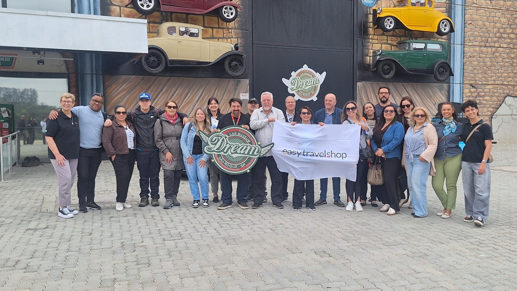 Agentes de viagens conhecem experiências imersivas no Dream Car em São Roque e vivenciam emoções de velocidade