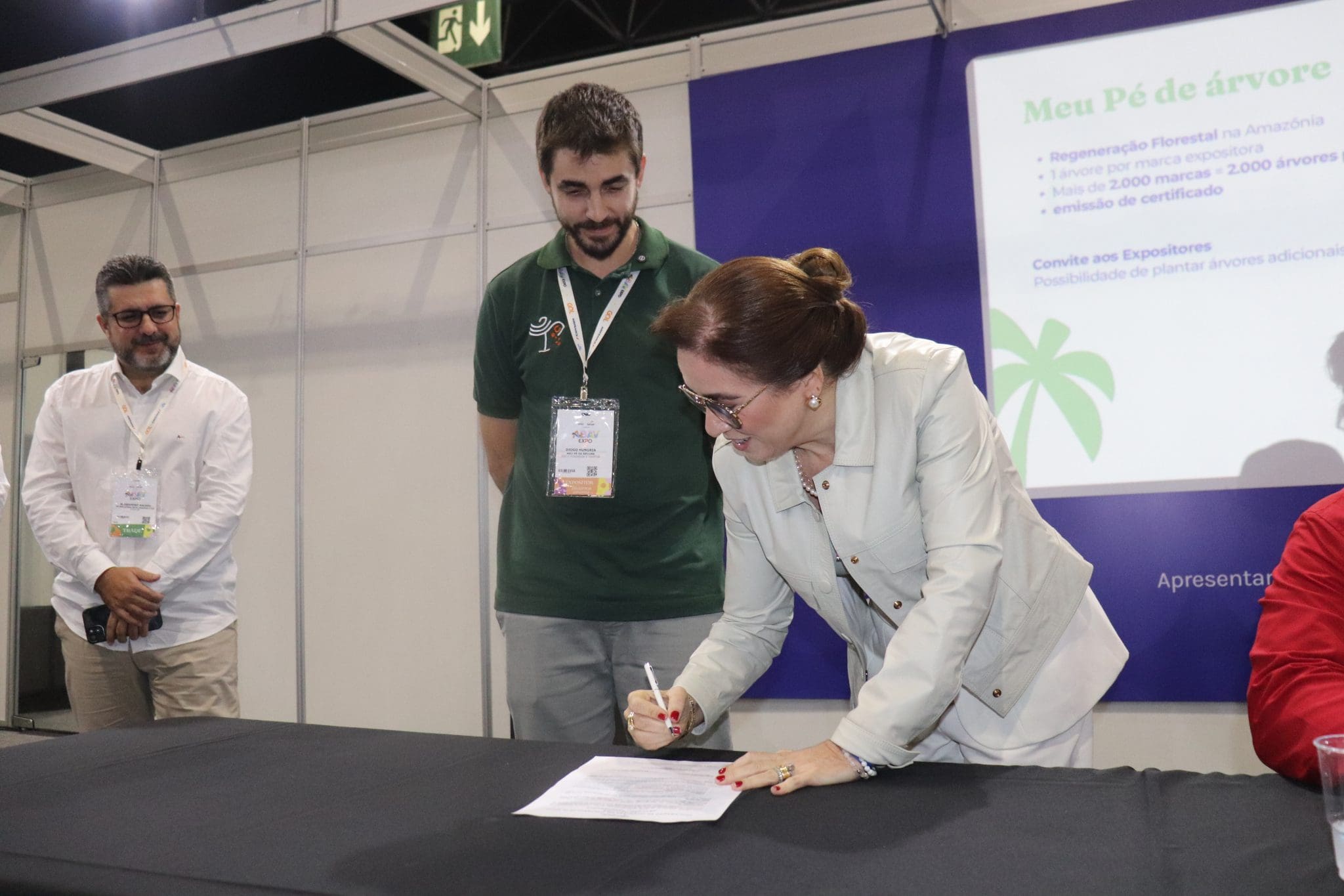 Na foto, Ana Carolina de Medeiros assina termo da iniciativa "Meu Pé de Árvore" Crédito: Kamilla Alves/Brasilturis