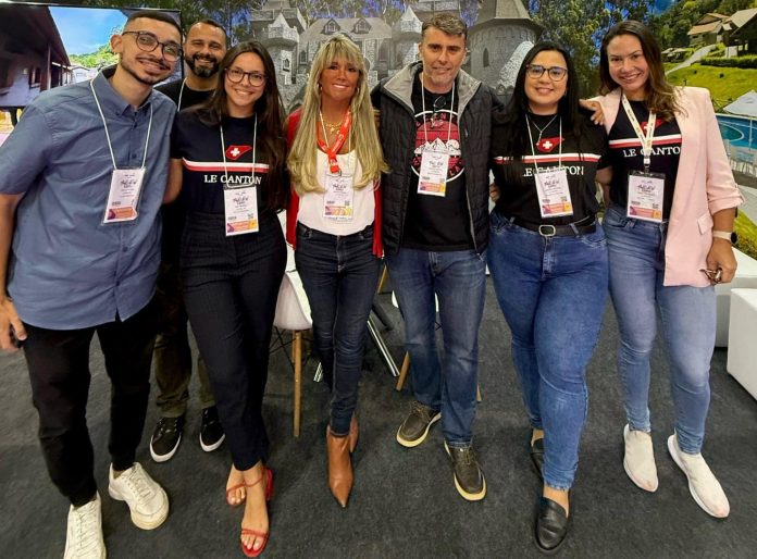 Mônica Paixão (ao centro) e equipe o Le Canton na Abav Expo Le Canton Abav