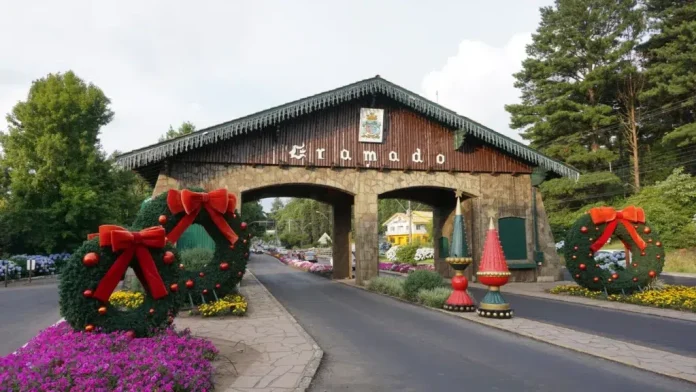 Gramado prevê 2,8 milhões de visitantes para o Natal Luz e consolida crescimento sustentável do turismo. Crédito: Divulgação Gramado prevê 2,8 milhões de visitantes para o Natal Luz e consolida crescimento sustentável do turismo. Crédito: Divulgação